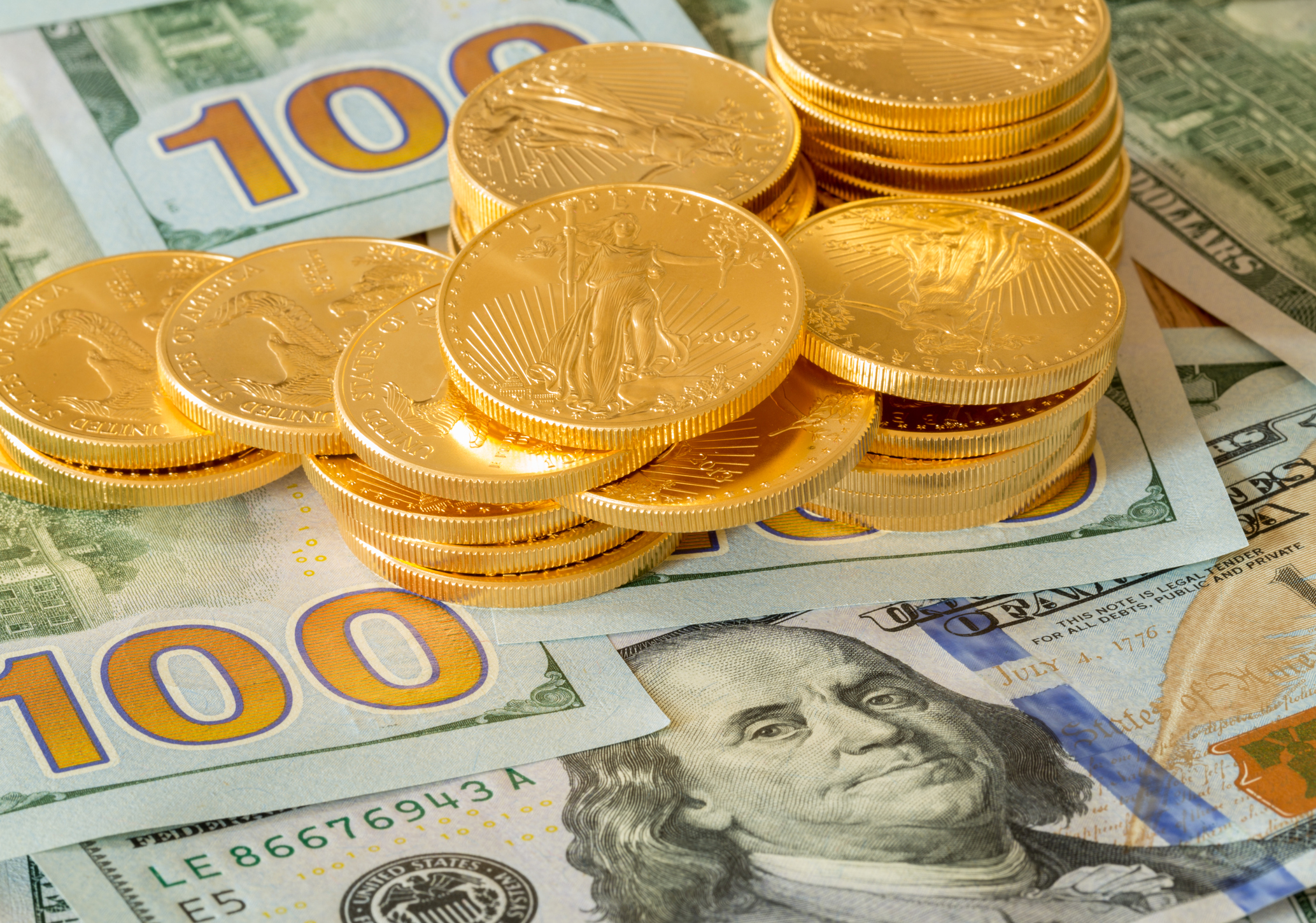 Золото евро доллар. Золотой евро. Золото доллары евро. Евро золото и евро. Рубли и золото.